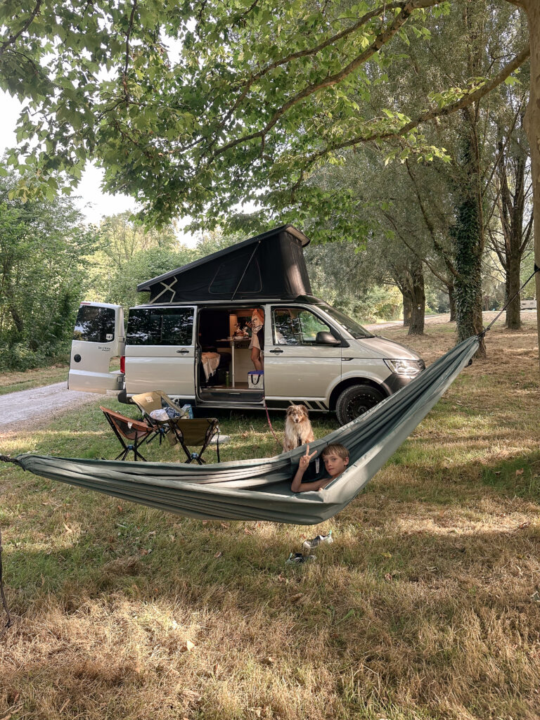 van dans la nature, avec un hamac