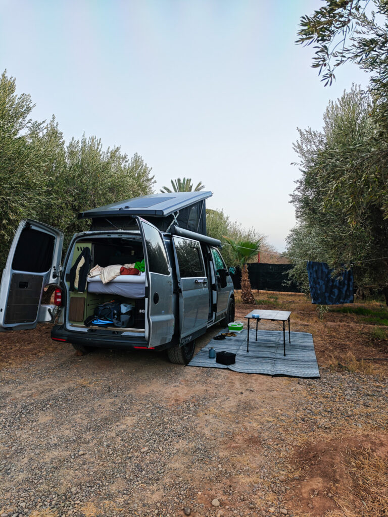 Van avec toit relevé installé entre les oliviers chez Saïda et Gérard, près de Marrakech