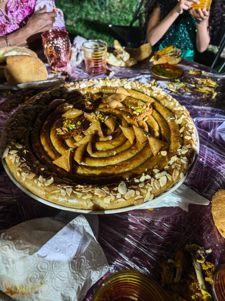 dessert à partager, entouré de pains, lors de la soirée chez Saïda et Gérard