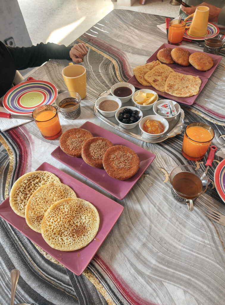 Petit-déjeuner chez Saïda et Gérard avec msemen, crêpes mille trous et accompagnements